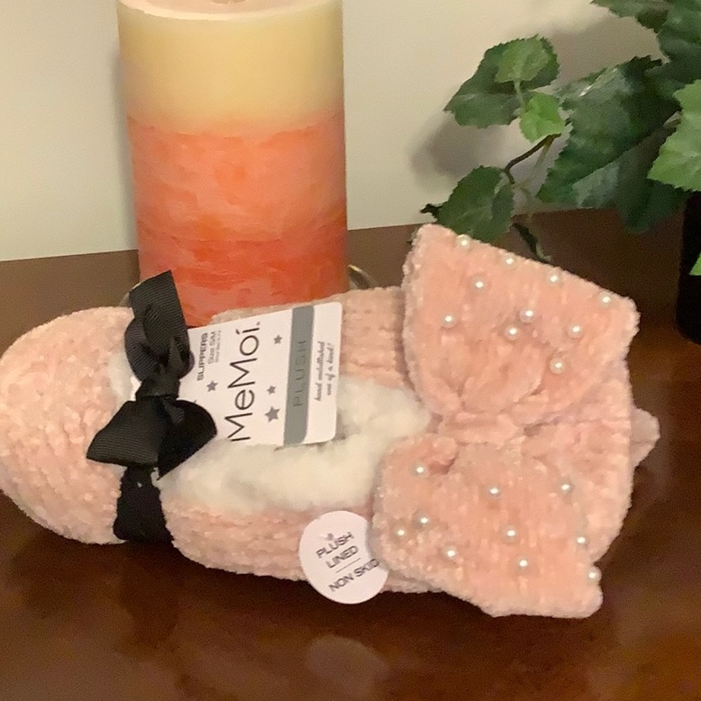 🦋 NWT   MEMOI plush slippers, lined and non-skid. Size S/M
